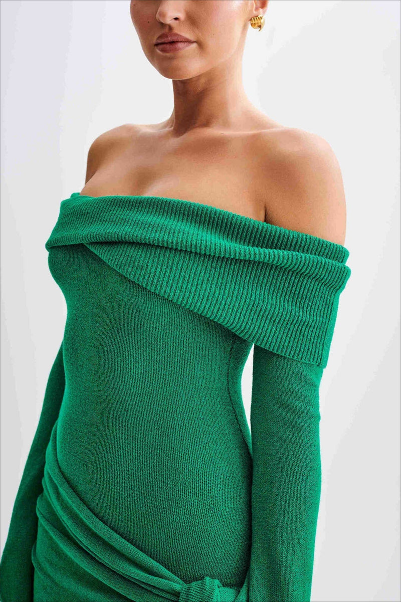 Well Tailored Sweater with a Graceful Silhouette