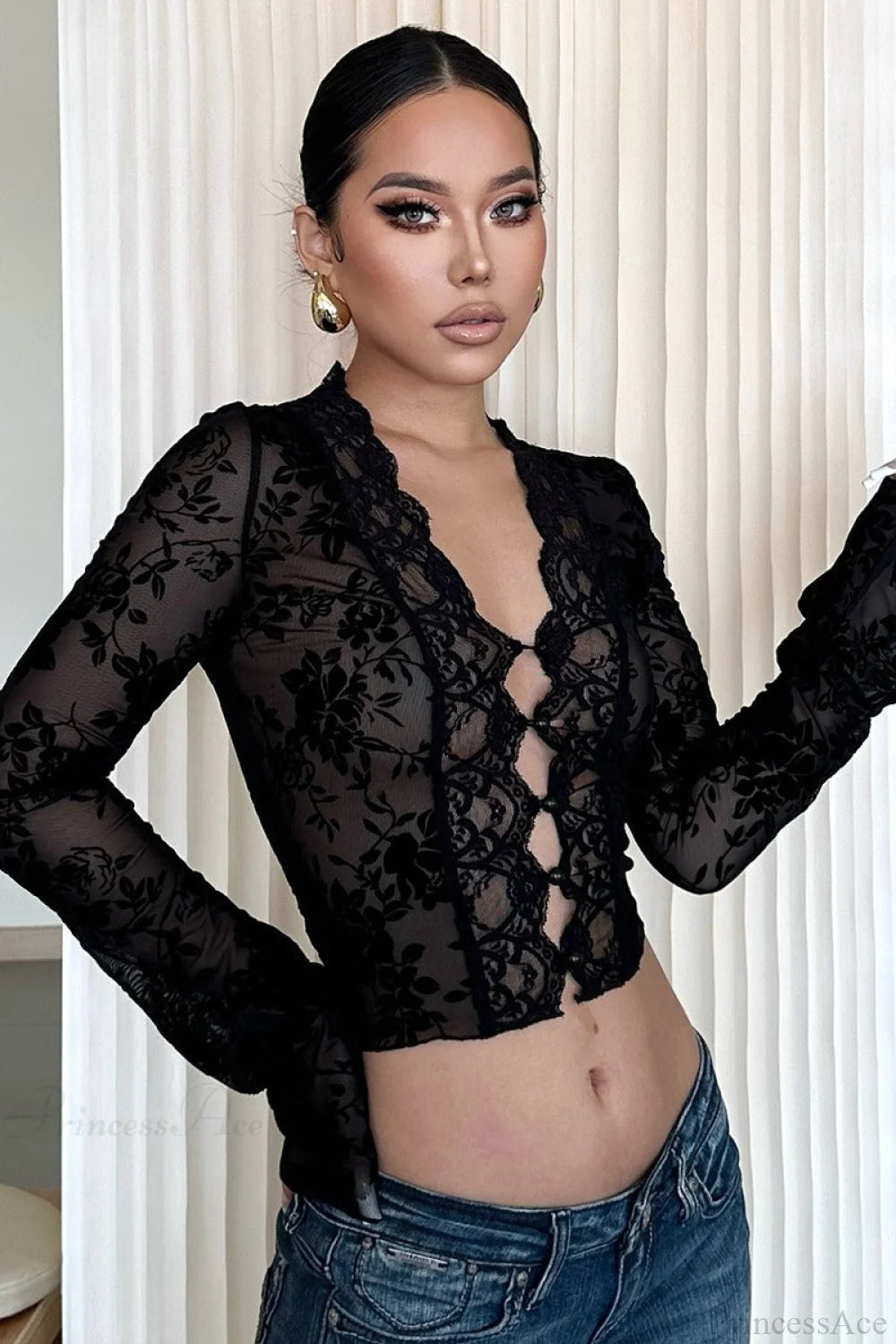 Effortlessly Elegant Blouse with a Timeless Design