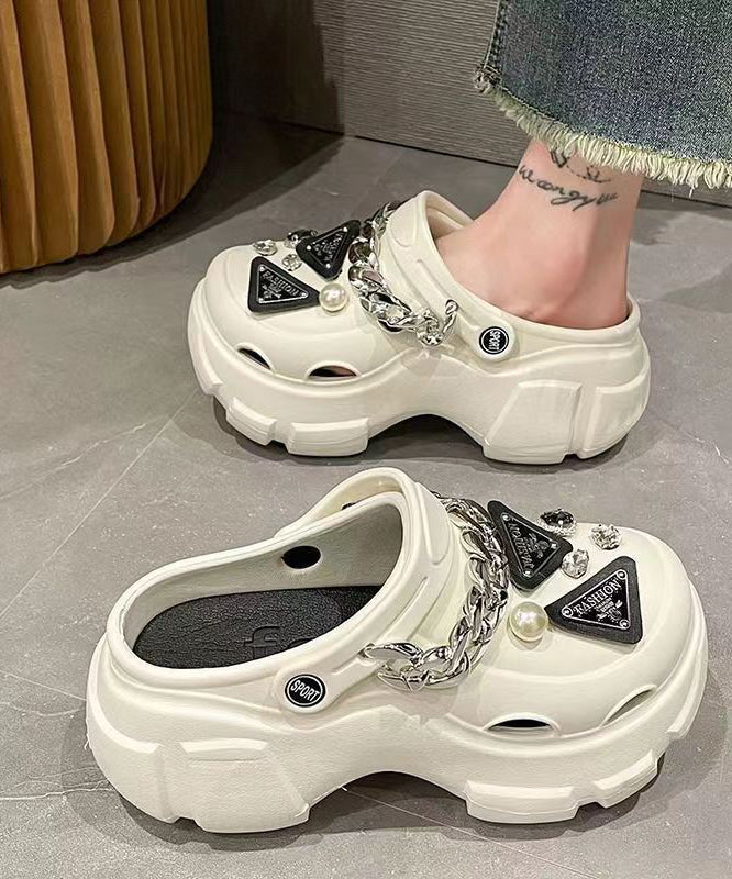 Well Tailored Sandals with a Graceful Silhouette