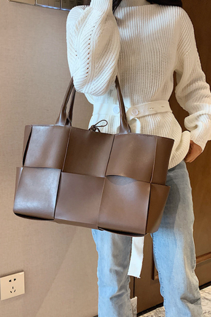 Well Tailored Bag with a Graceful Silhouette