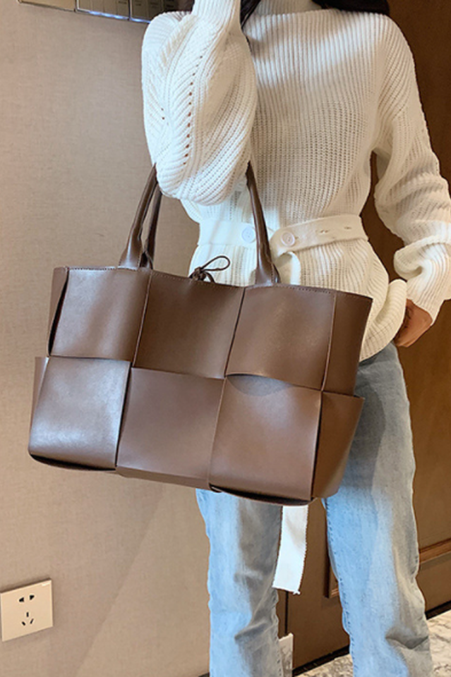 Well Tailored Bag with a Graceful Silhouette