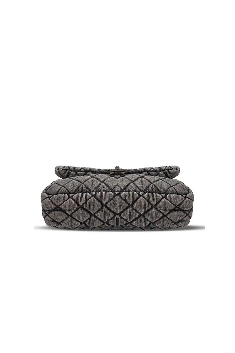 Well Tailored Bag with a Graceful Silhouette