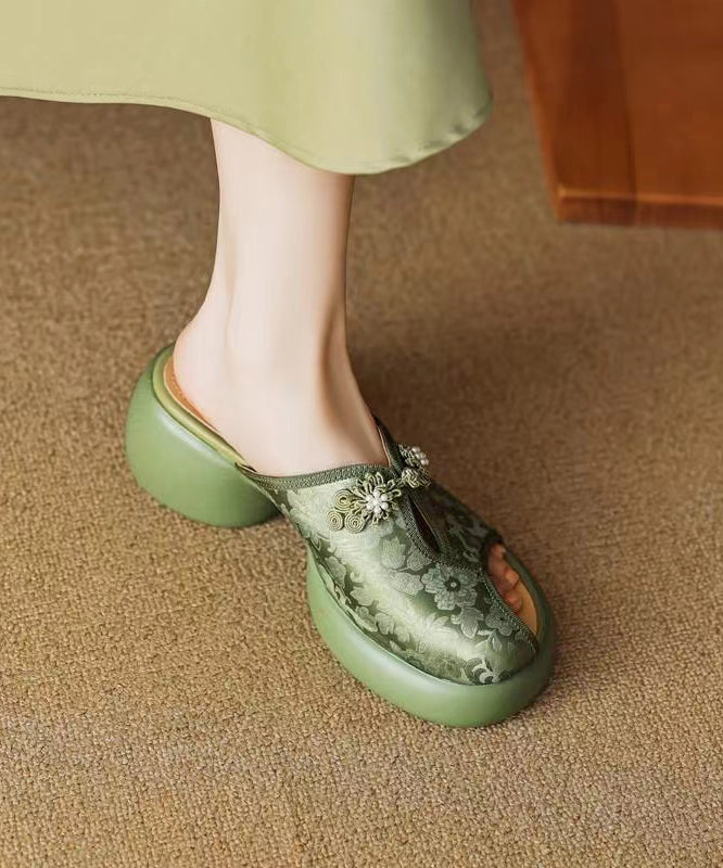 Well Tailored Sandals with a Graceful Silhouette