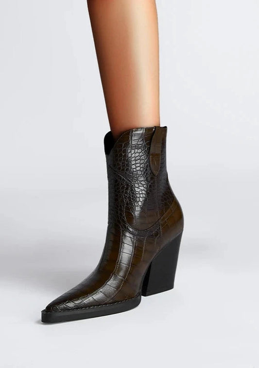 Well Tailored Boots with a Graceful Silhouette