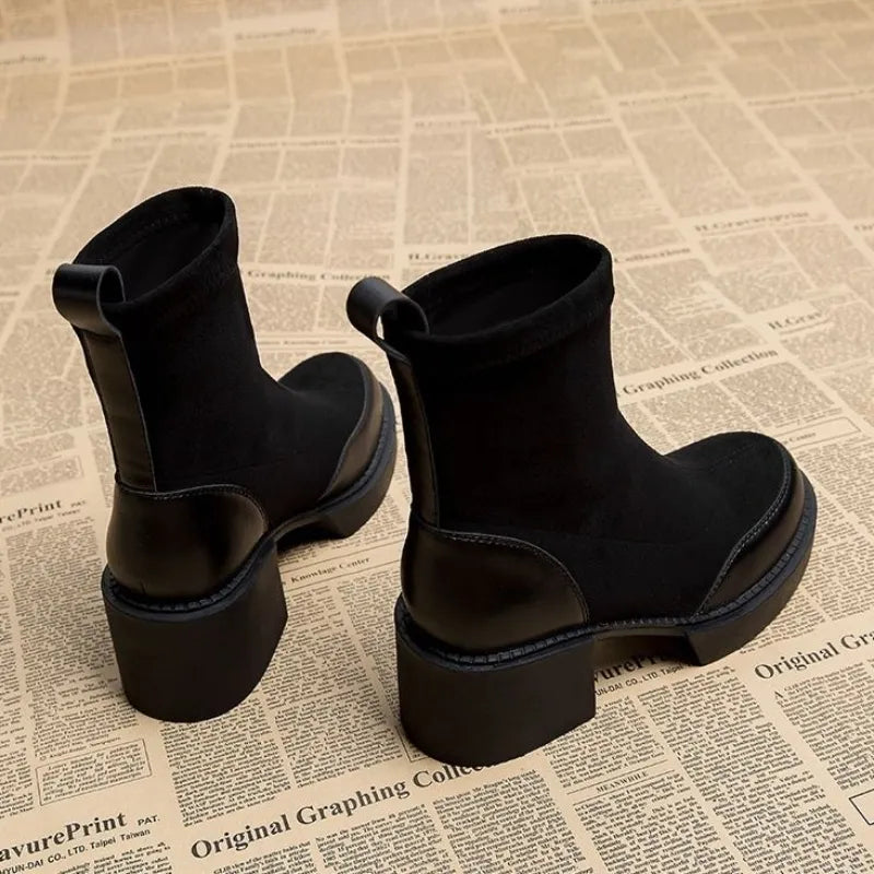 Effortlessly Elegant Boots with a Timeless Design