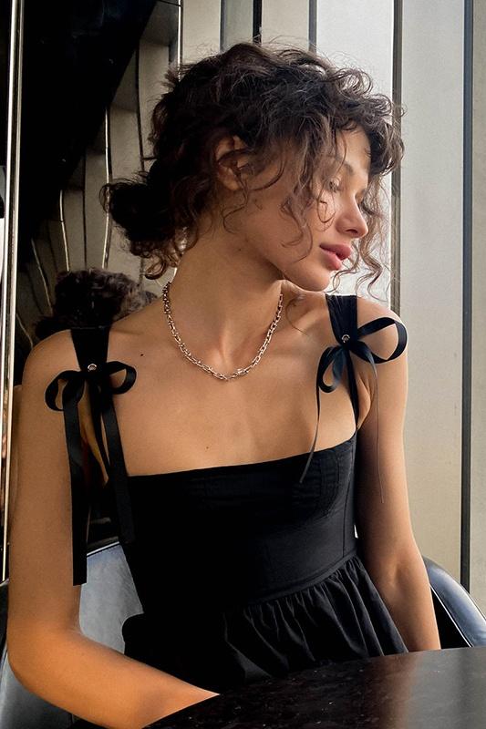 Effortlessly Elegant Dress with a Timeless Design