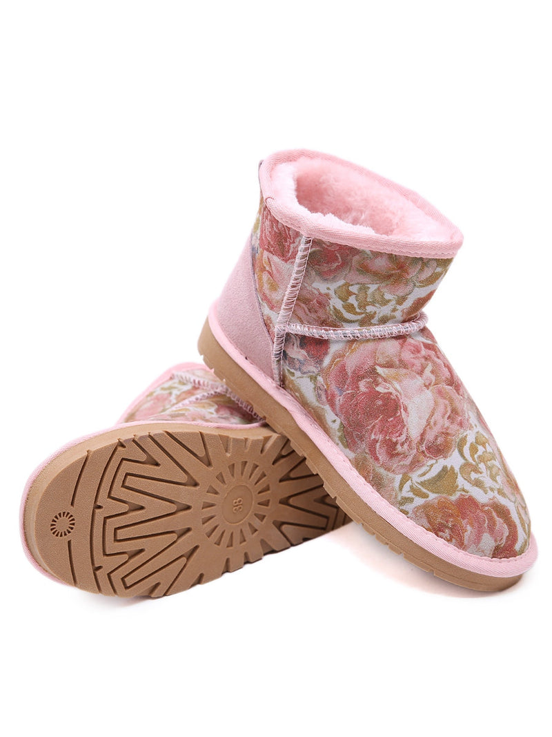Effortlessly Elegant Boots with a Timeless Design