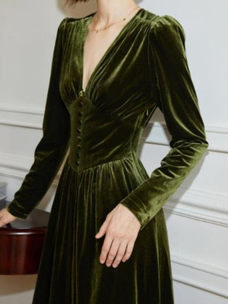 A Vintage Style Dress with Delicate Timeless Details