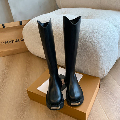 Effortlessly Elegant Boots with a Timeless Design