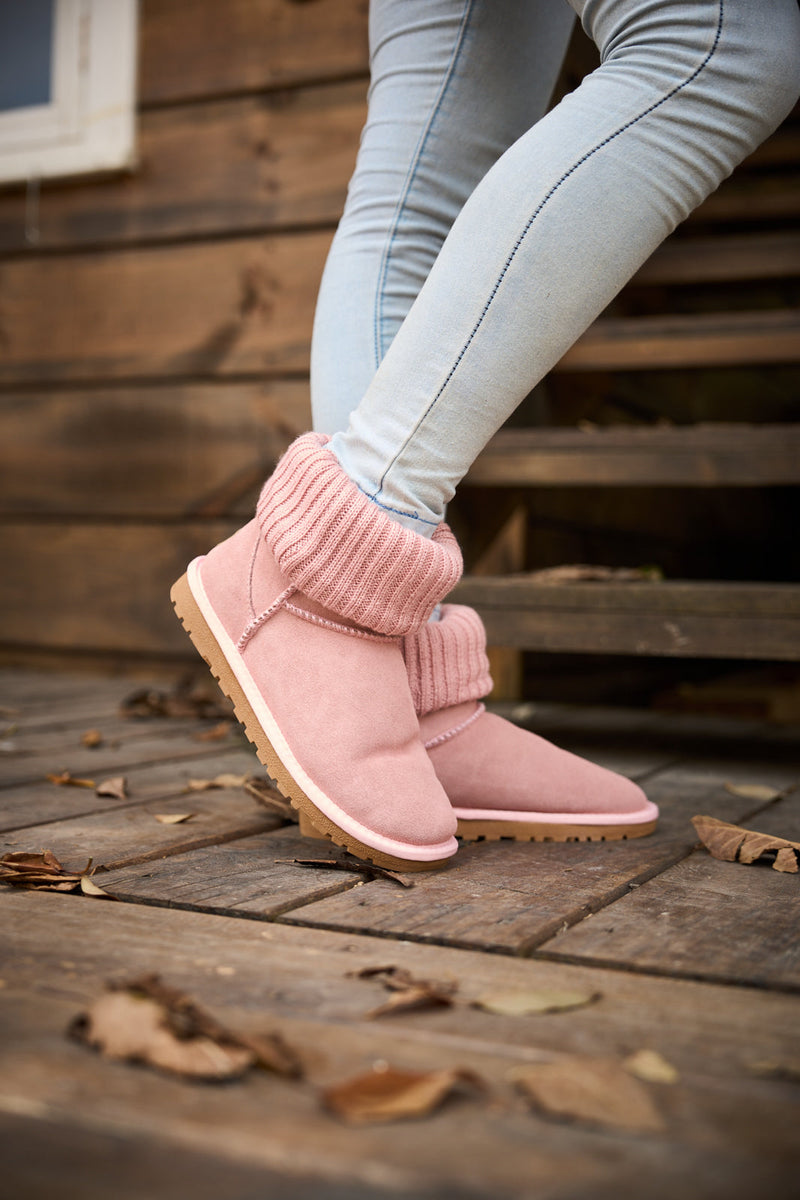 Effortlessly Elegant Boots with a Timeless Design