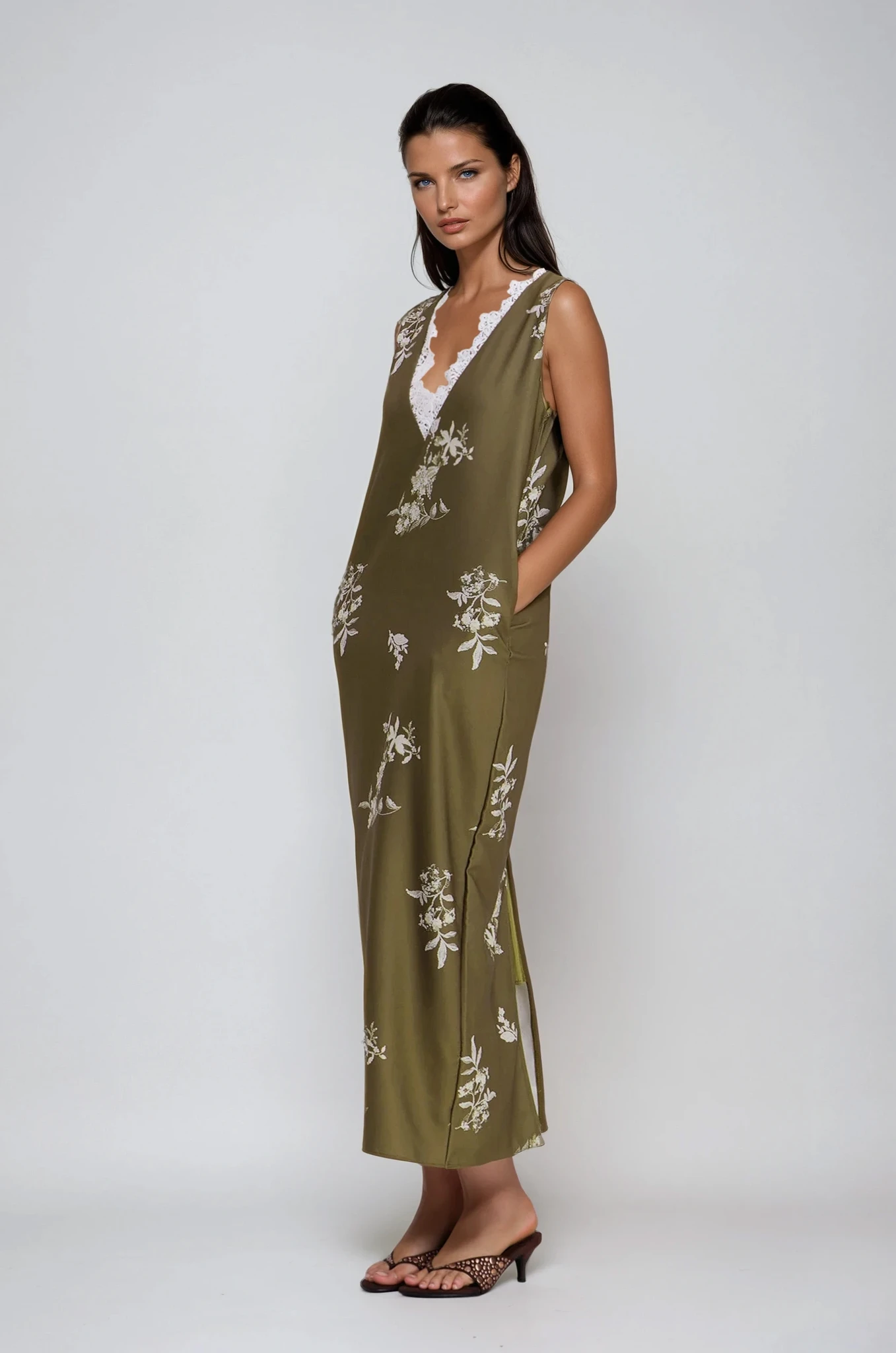 Beautifully Finished Dress in a Timeless Design