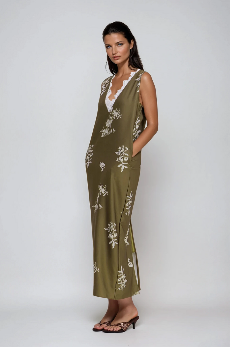 Beautifully Finished Dress in a Timeless Design