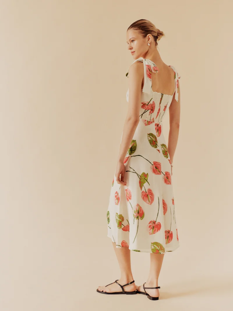 Effortlessly Elegant Dress with a Timeless Design