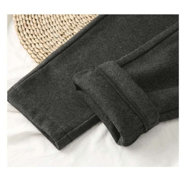 Effortlessly Elegant Pants with a Timeless Design
