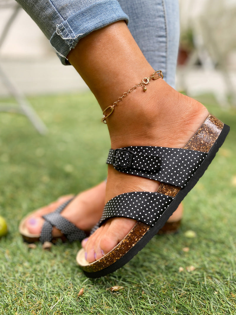 Effortlessly Elegant Sandals with a Timeless Design