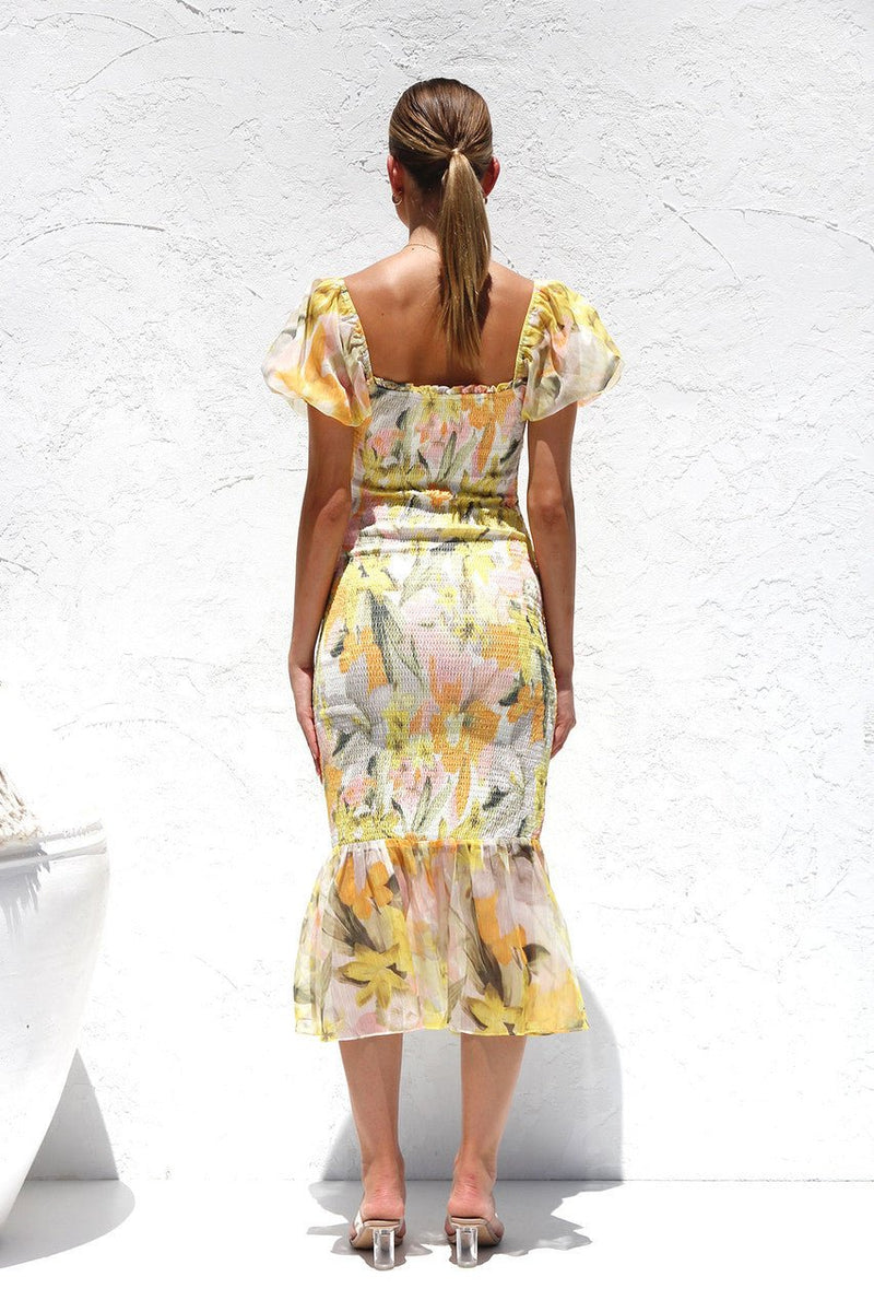 Gracefully Styled Dress for Any Occasion