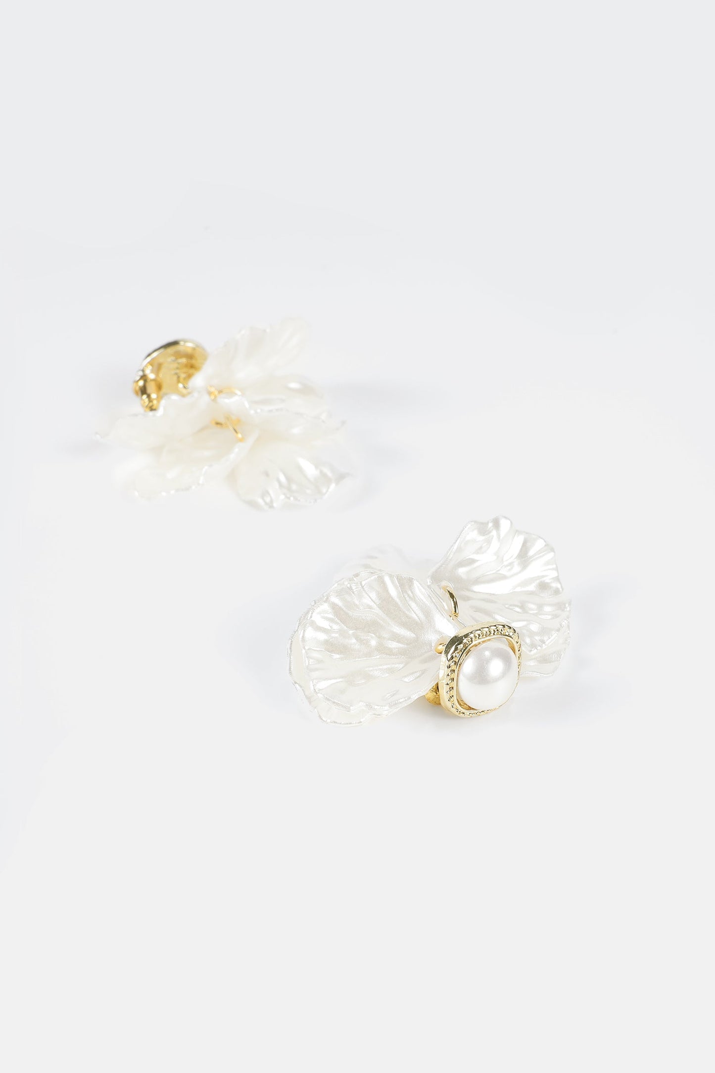 Effortlessly Elegant Garment with a Timeless Design