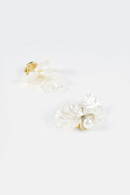 Effortlessly Elegant Garment with a Timeless Design