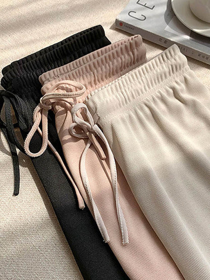 Effortlessly Elegant Pants with a Timeless Design