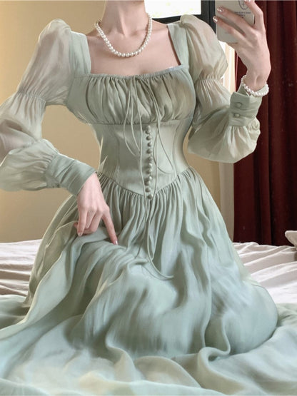 Well Tailored Dress with a Graceful Silhouette