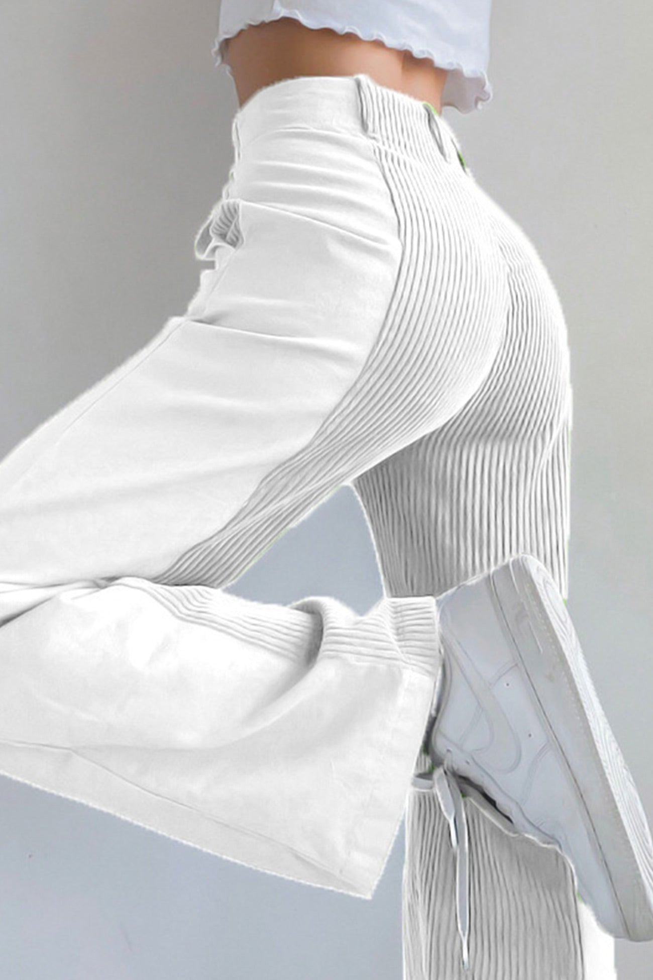 Effortlessly Elegant Pants with a Timeless Design