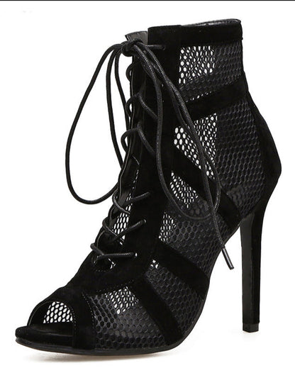Effortlessly Elegant Heels with a Timeless Design