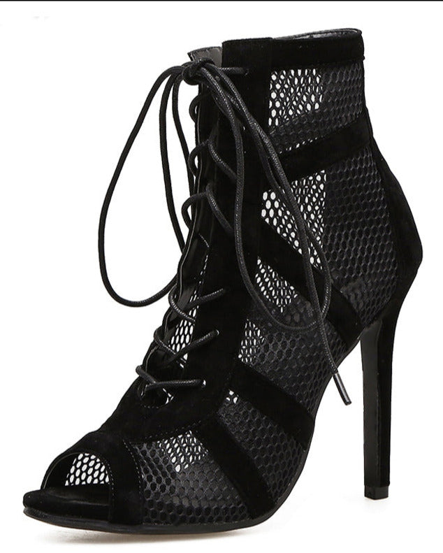 Effortlessly Elegant Heels with a Timeless Design