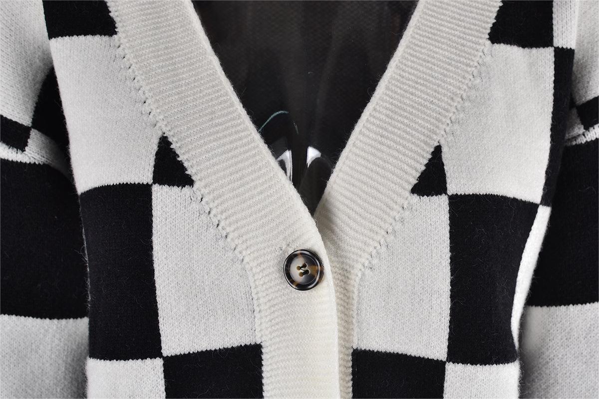 Well Tailored Cardigan with a Graceful Silhouette