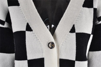 Well Tailored Cardigan with a Graceful Silhouette