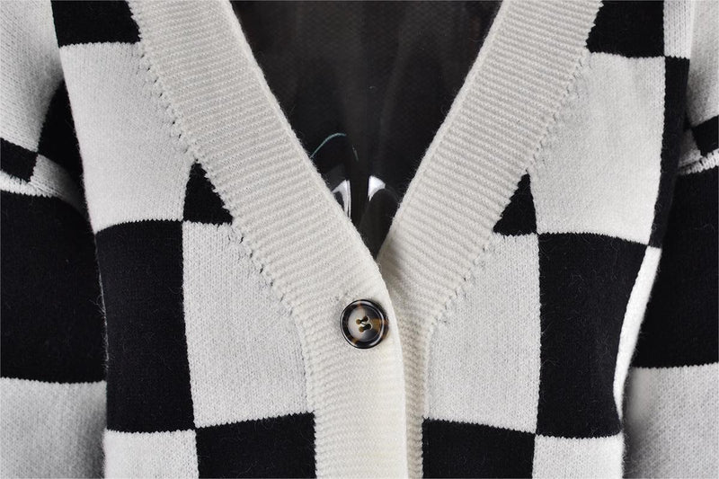 Well Tailored Cardigan with a Graceful Silhouette