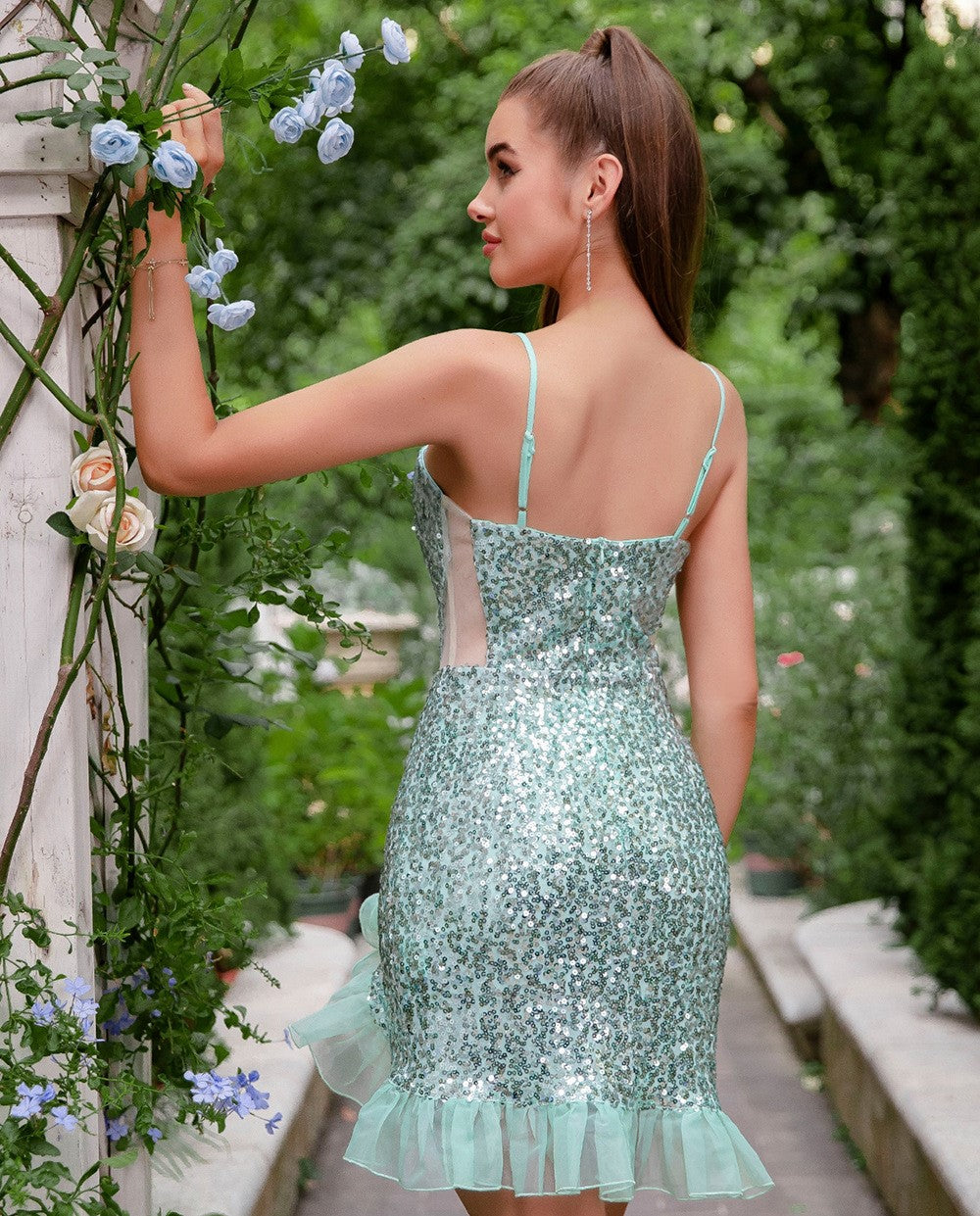 Well Tailored Dress with a Graceful Silhouette