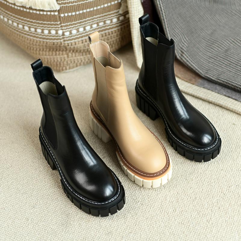 Effortlessly Elegant Boots with a Timeless Design