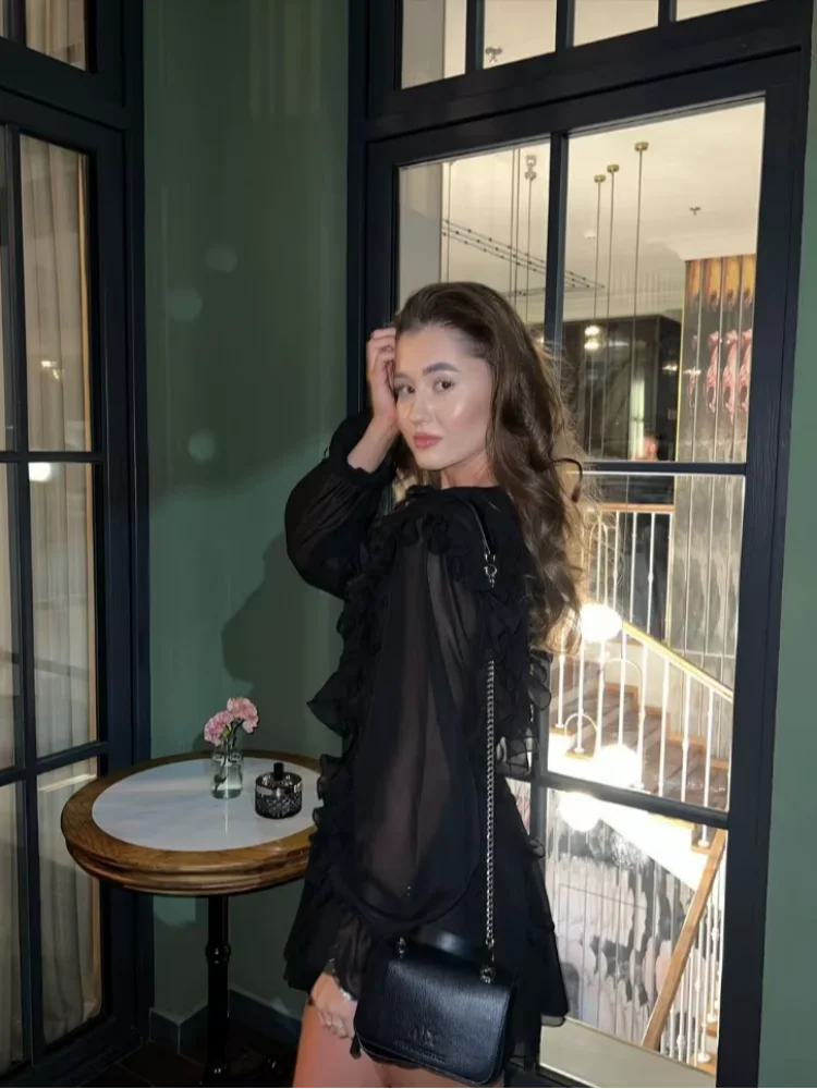 Beautifully Crafted Blouse in a Classic Style