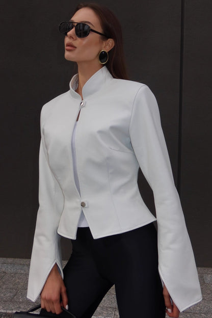 Effortlessly Elegant Jacket with a Timeless Design