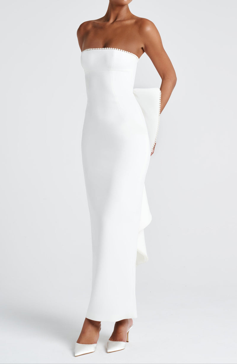 Well Tailored Dress with a Graceful Silhouette