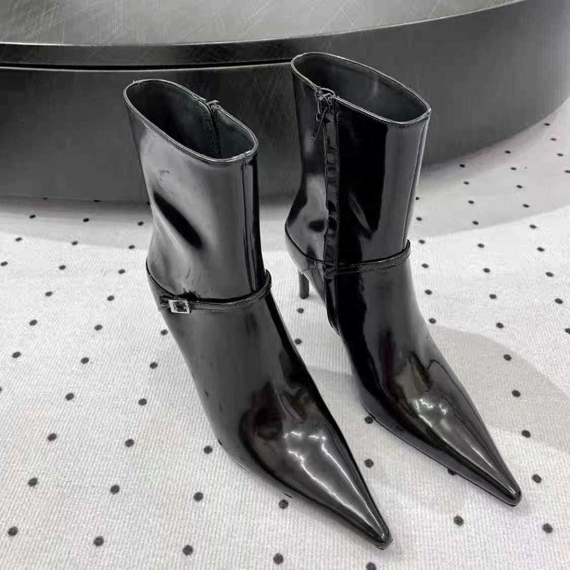 Effortlessly Elegant Boots with a Timeless Design