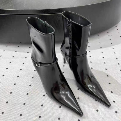 Effortlessly Elegant Boots with a Timeless Design