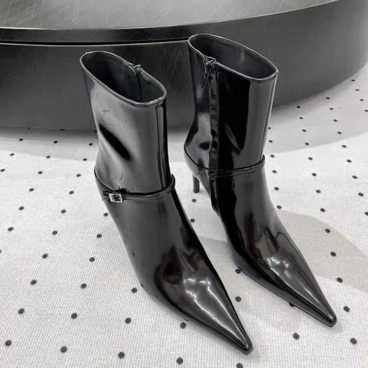 Effortlessly Elegant Boots with a Timeless Design