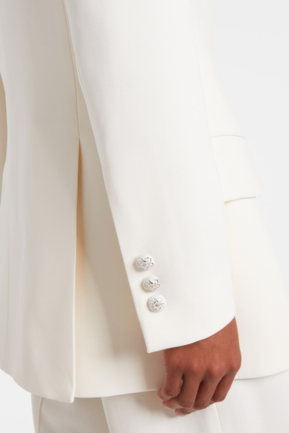 Well Tailored Pants with a Graceful Silhouette