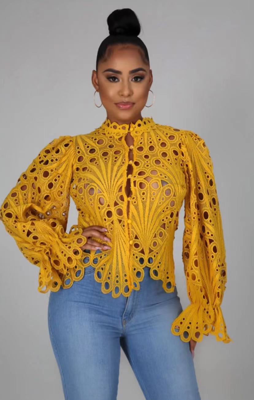 Effortlessly Elegant Blouse with a Timeless Design