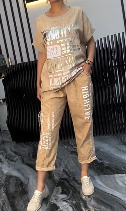 Effortlessly Elegant Pants with a Timeless Design