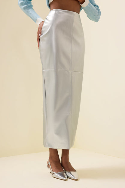 Gracefully Styled Garment for Any Occasion