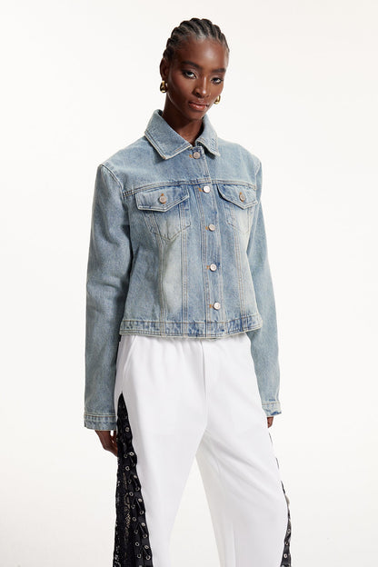 Effortlessly Elegant Jacket with a Timeless Design