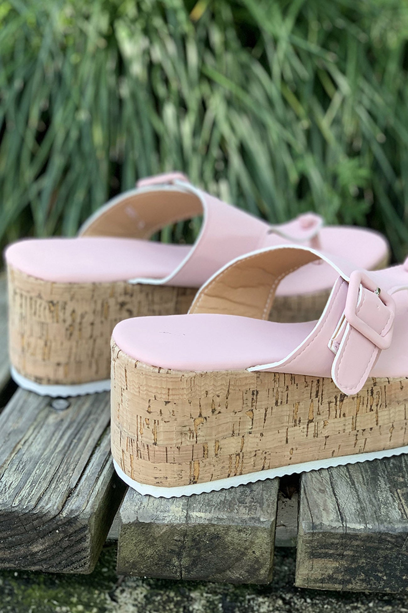 Effortlessly Elegant Sandals with a Timeless Design