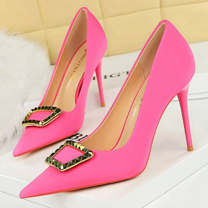 Effortlessly Elegant Shoes with a Timeless Design