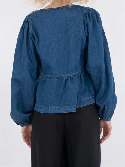 Well Tailored Blouse with a Graceful Silhouette