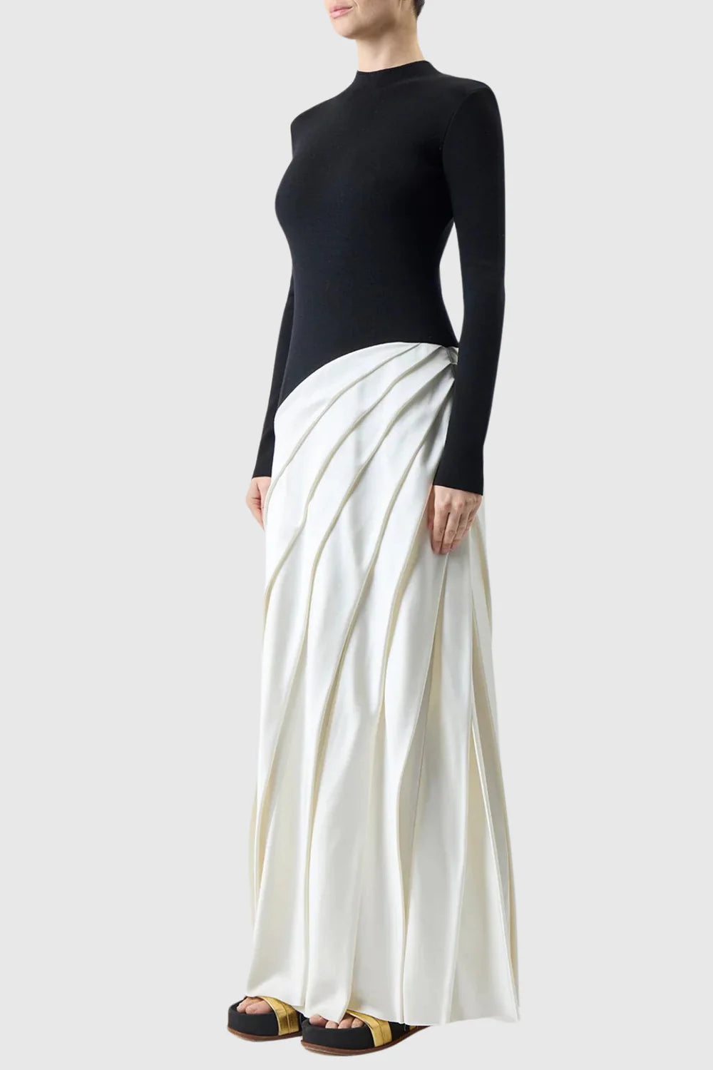 Beautifully Finished Dress in a Timeless Design