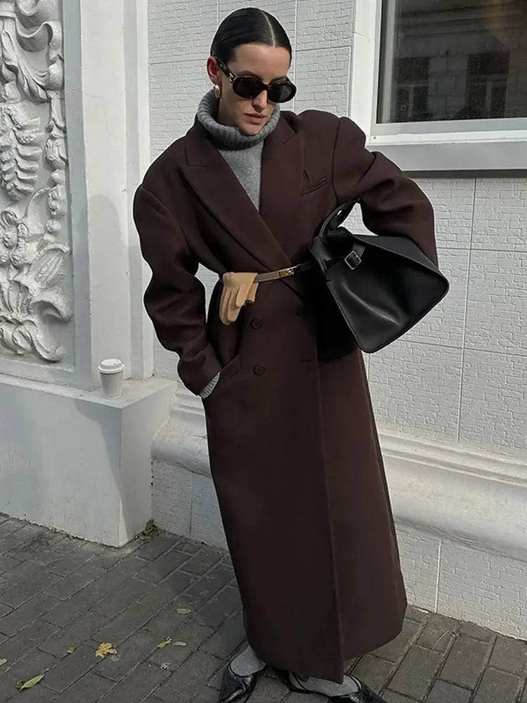 Well Tailored Coat with a Graceful Silhouette
