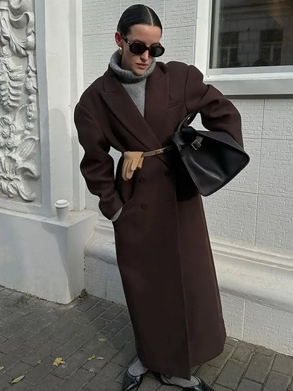 Well Tailored Coat with a Graceful Silhouette