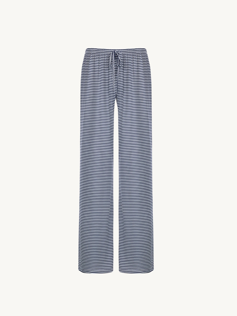 Well Tailored Pants with a Graceful Silhouette